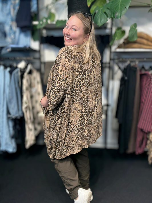 Plus size tunika i flot dyreprint. Den har et godt brystmål og passes af de fleste, den har et oversized look.