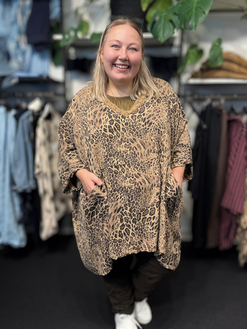 Plus size tunika i flot dyreprint. Den har et godt brystmål og passes af de fleste, den har et oversized look.