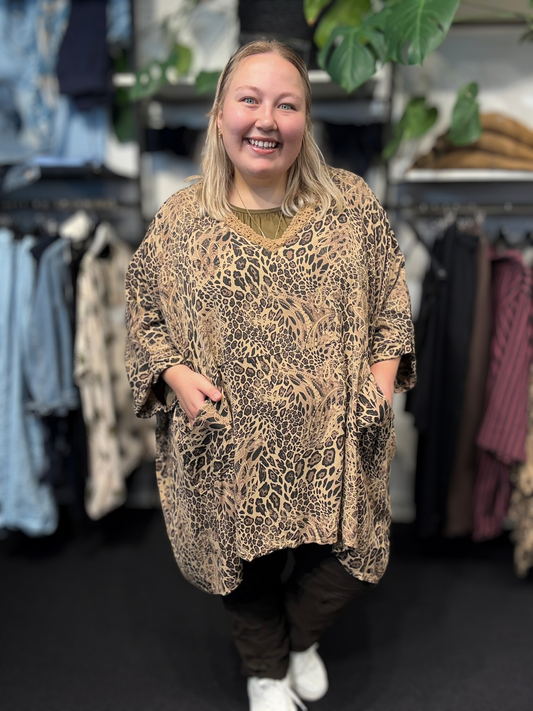 Plus size tunika i flot dyreprint. Den har et godt brystmål og passes af de fleste, den har et oversized look.