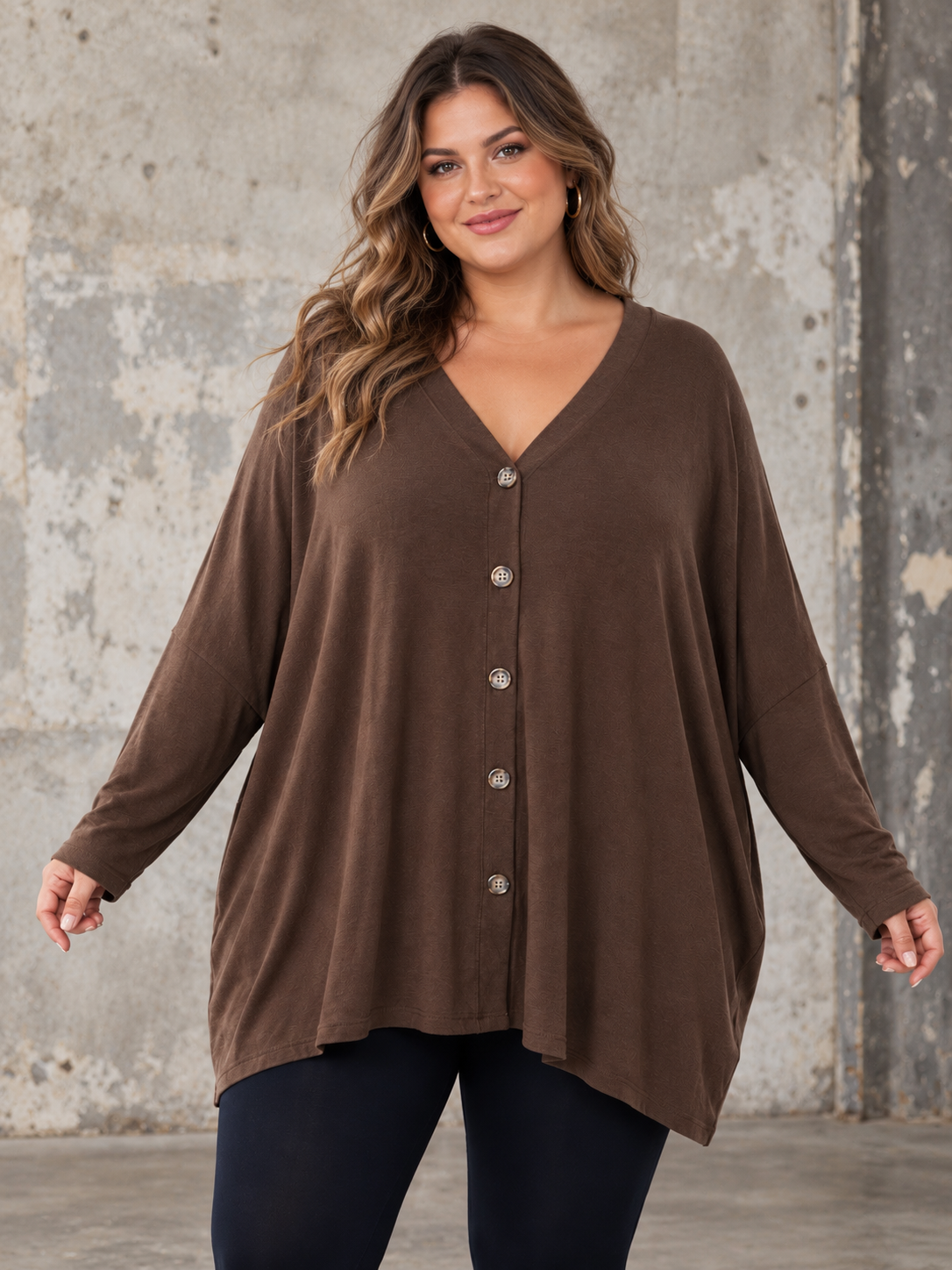 **Alt-tekst:** plus size cardigan i oversize A-facon med V-hals, knapper og lange ærmer – vist på kurvet model.
