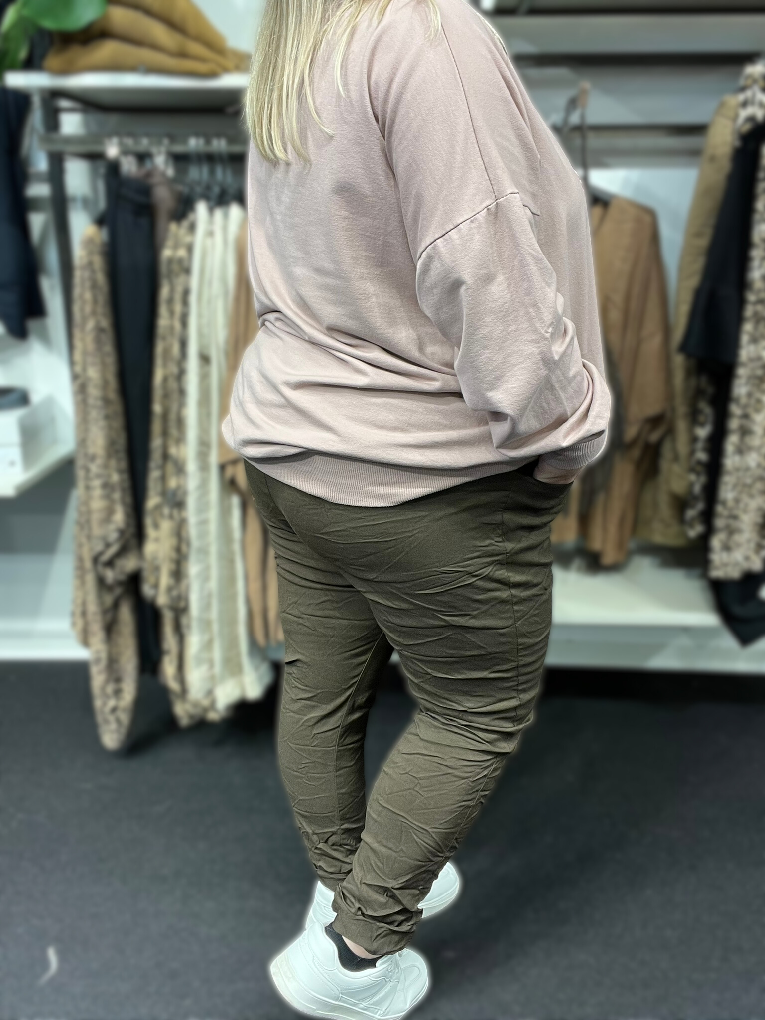 Vores elskede Hyggebuks kvalitet, nu med nye mål, derfor nyt navn. Buksen her er med langt ben og en høj tale, som gør den godt egnet til plus size kroppen.