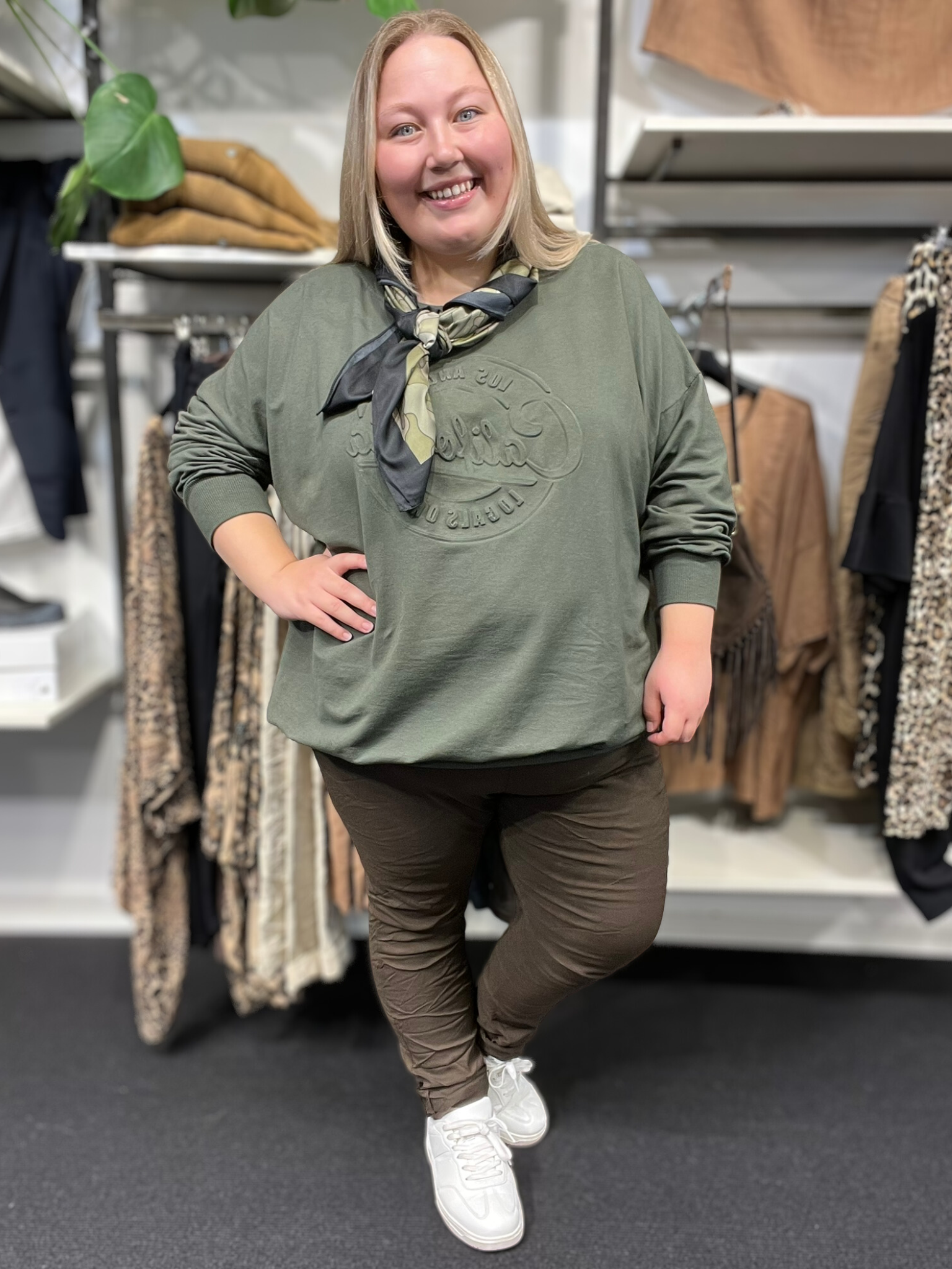 Vores elskede Hyggebuks kvalitet, nu med nye mål, derfor nyt navn. Buksen her er med langt ben og en høj tale, som gør den godt egnet til plus size kroppen.