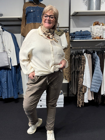 Vores elskede Hyggebuks kvalitet, nu med nye mål, derfor nyt navn. Buksen her er med langt ben og en høj tale, som gør den godt egnet til plus size kroppen.