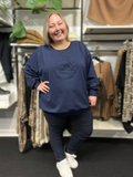 Vores elskede Hyggebuks kvalitet, nu med nye mål, derfor nyt navn. Buksen her er med langt ben og en høj tale, som gør den godt egnet til plus size kroppen.