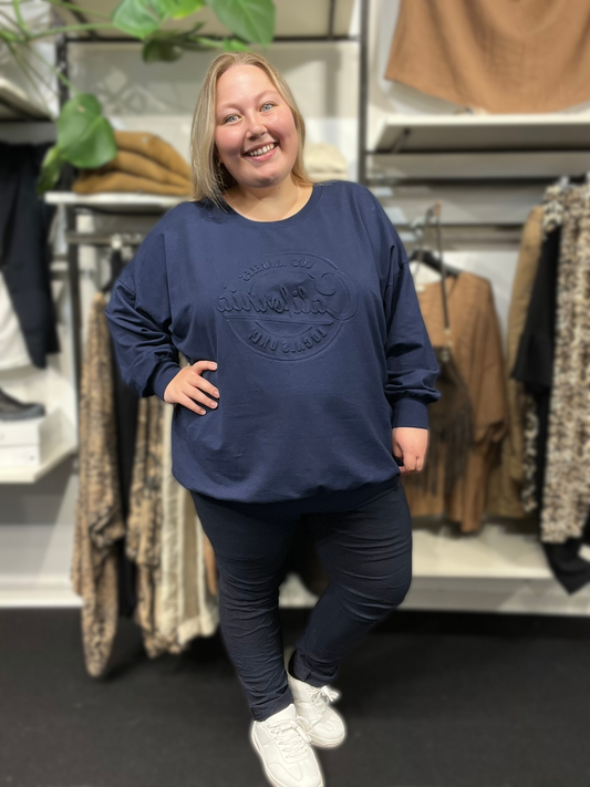 Vores elskede Hyggebuks kvalitet, nu med nye mål, derfor nyt navn. Buksen her er med langt ben og en høj tale, som gør den godt egnet til plus size kroppen.