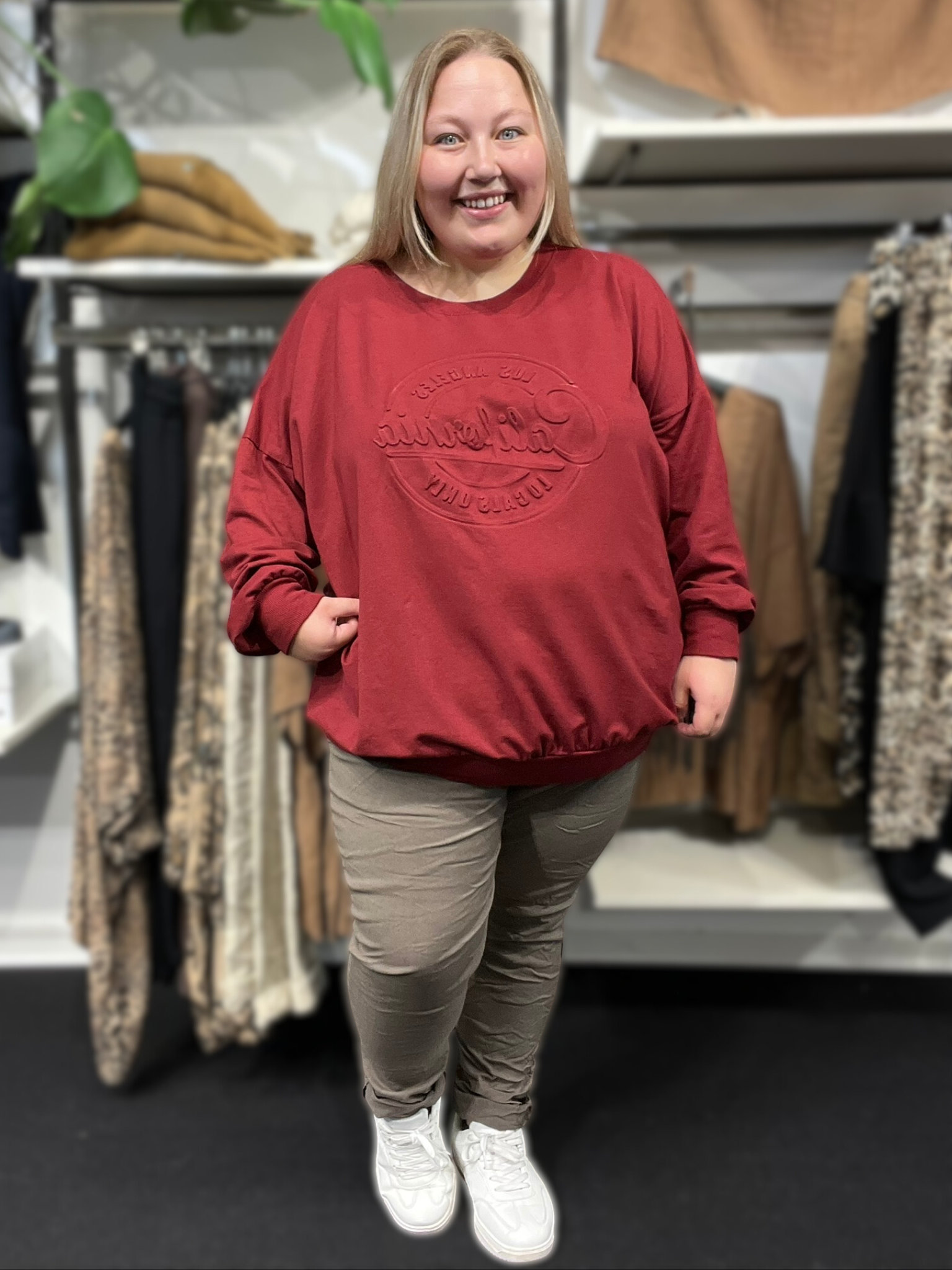 Vores elskede Hyggebuks kvalitet, nu med nye mål, derfor nyt navn. Buksen her er med langt ben og en høj tale, som gør den godt egnet til plus size kroppen.