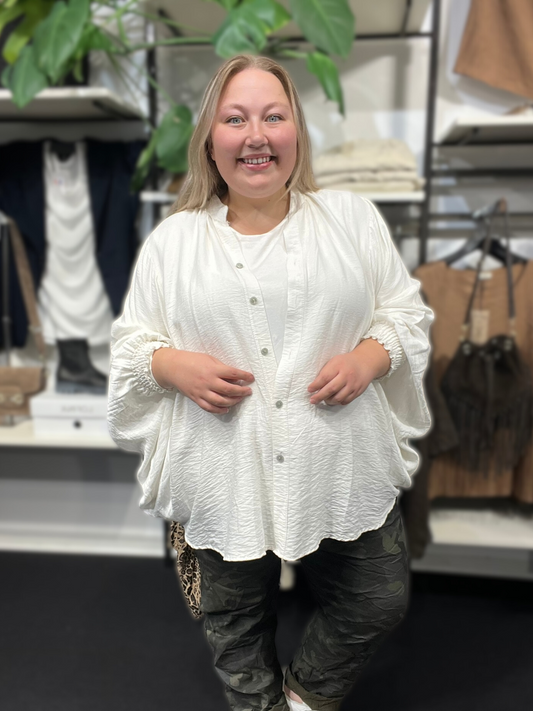 Smart plus size bluse til dig som elsker en andeledes bluse der kan bruges på flere forskellige måder. Den er gennemknappet og kan bruges både åbent og lukket. 