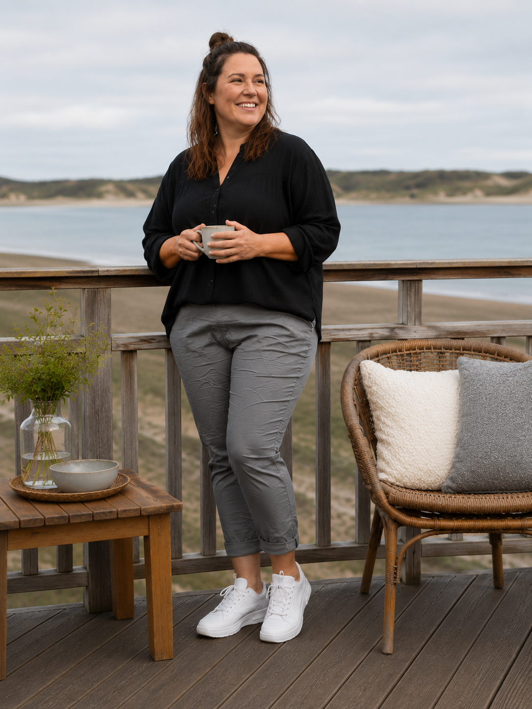 Vores elskede Hyggebuks kvalitet, nu med nye mål, derfor nyt navn. Buksen her er med langt ben og en høj tale, som gør den godt egnet til plus size kroppen.

Billedet er genereret vha. AI-teknologi for at vise buksen på en person.