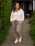 Vores elskede Hyggebuks kvalitet, nu med nye mål, derfor nyt navn. Buksen her er med langt ben og en høj tale, som gør den godt egnet til plus size kroppen.

Billedet er genereret vha. AI-teknologi for at vise buksen på en person.