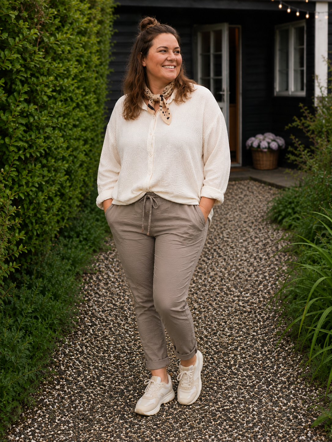 Vores elskede Hyggebuks kvalitet, nu med nye mål, derfor nyt navn. Buksen her er med langt ben og en høj tale, som gør den godt egnet til plus size kroppen.

Billedet er genereret vha. AI-teknologi for at vise buksen på en person.