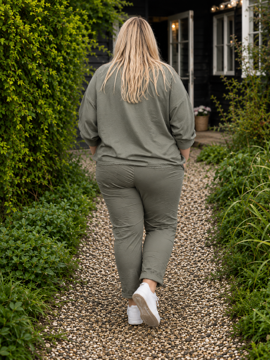 Vores elskede Hyggebuks kvalitet, nu med nye mål, derfor nyt navn. Buksen her er med langt ben og en høj tale, som gør den godt egnet til plus size kroppen.

Billedet er genereret vha. AI-teknologi for at vise buksen på en person.