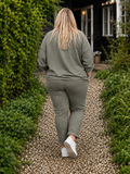 Vores elskede Hyggebuks kvalitet, nu med nye mål, derfor nyt navn. Buksen her er med langt ben og en høj tale, som gør den godt egnet til plus size kroppen.

Billedet er genereret vha. AI-teknologi for at vise buksen på en person.