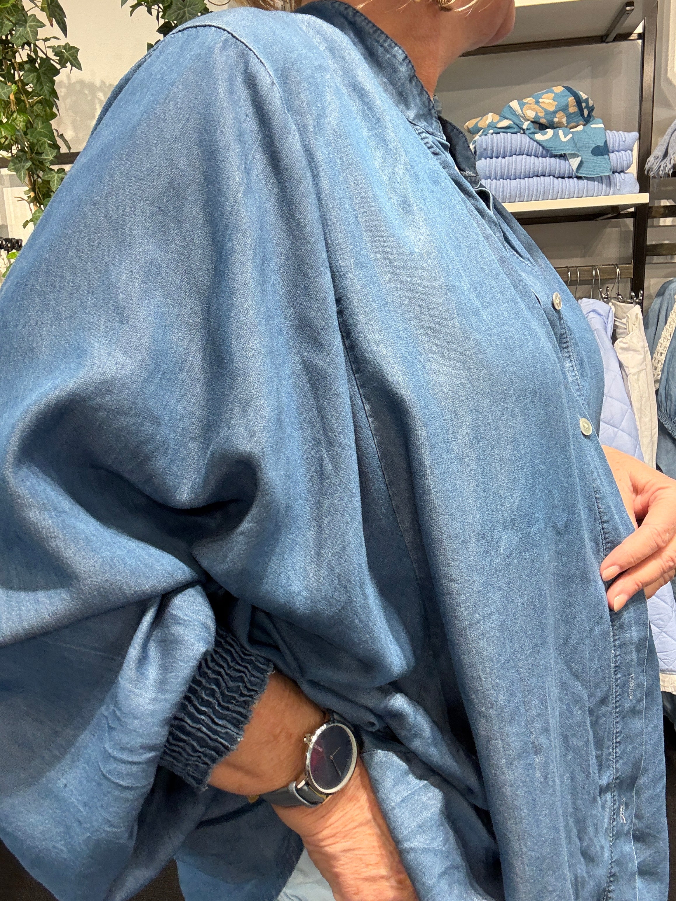 plussize emma bluse i jeans med smok å ærme