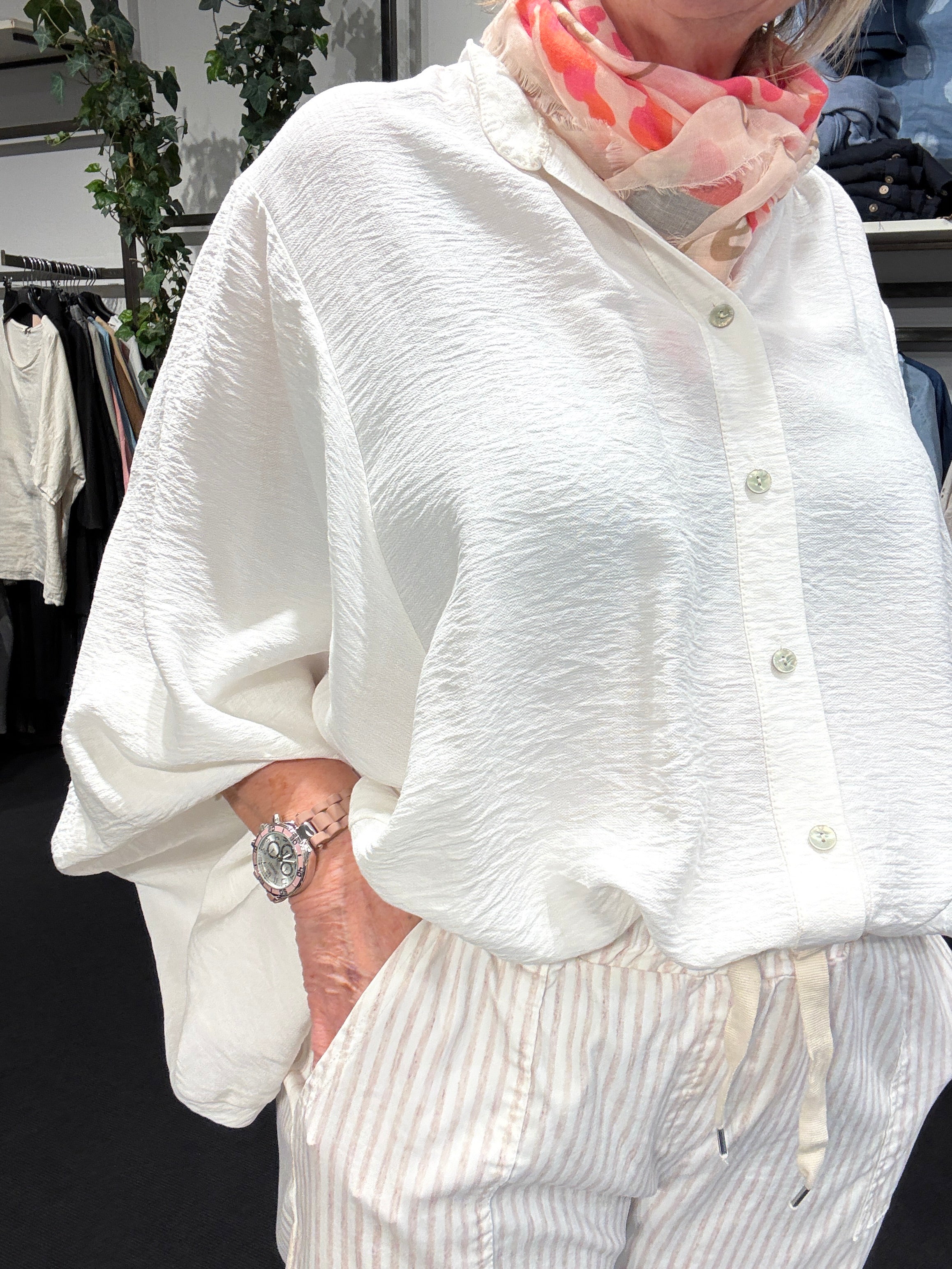 offwhite plussize bluse gennemknappet og med smok på ærme løs jakke fra sigensgaard.dk