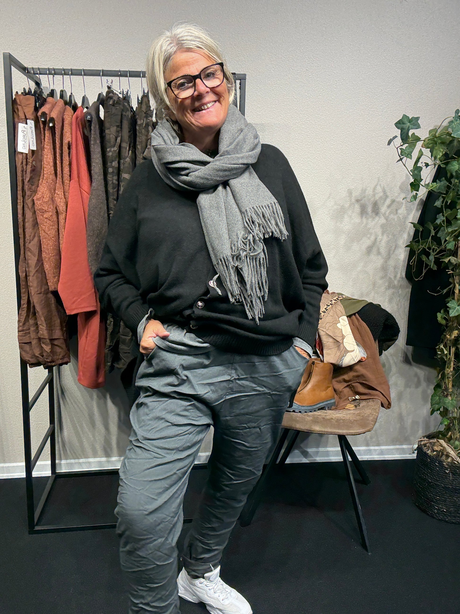 Vores elskede Hyggebuks kvalitet, nu med nye mål, derfor nyt navn. Buksen her er med langt ben og en høj tale, som gør den godt egnet til plus size kroppen.