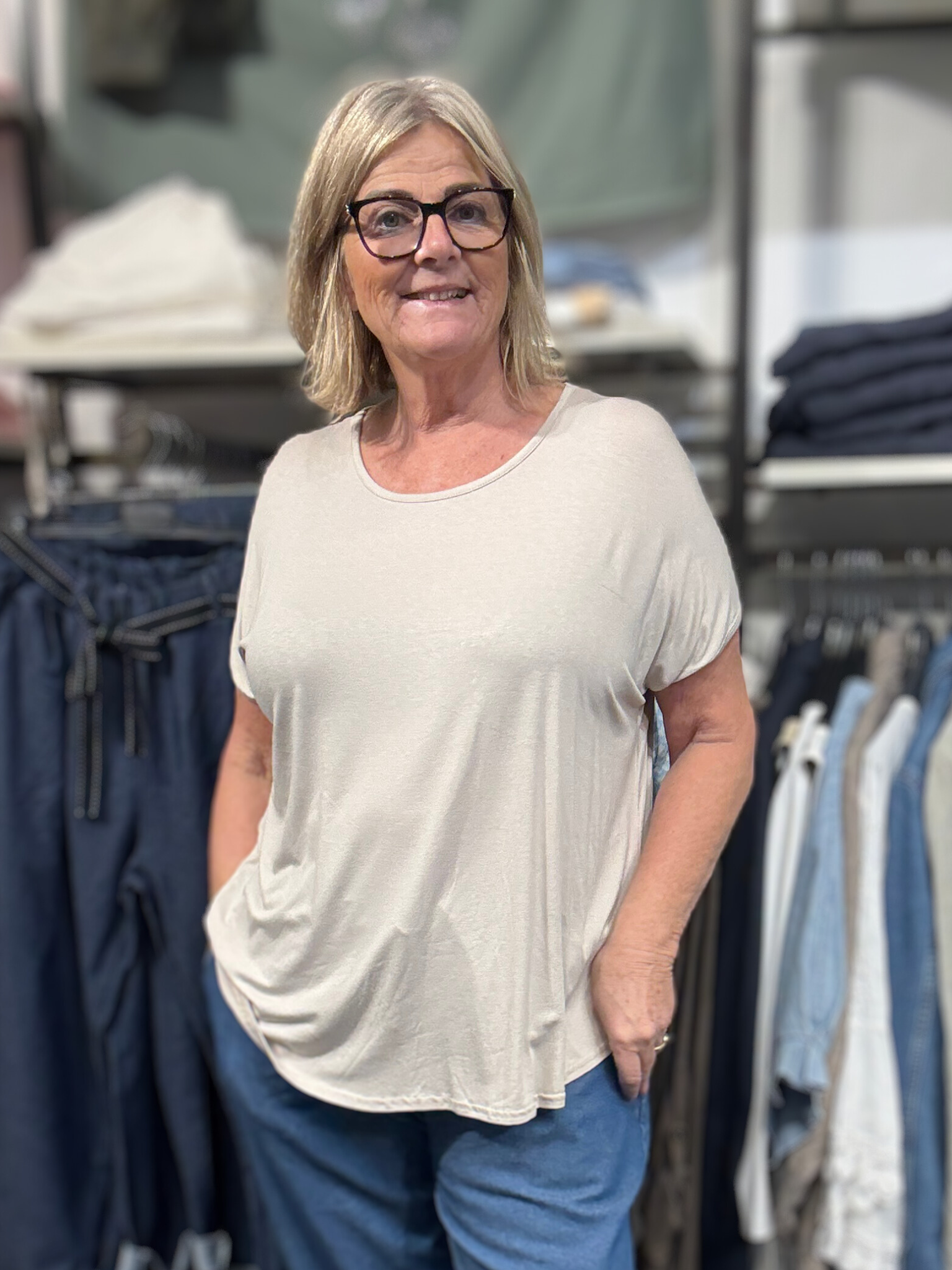 Let og tynd plus size t-shirt, som er perfekt under en skjorte eller for sig selv.