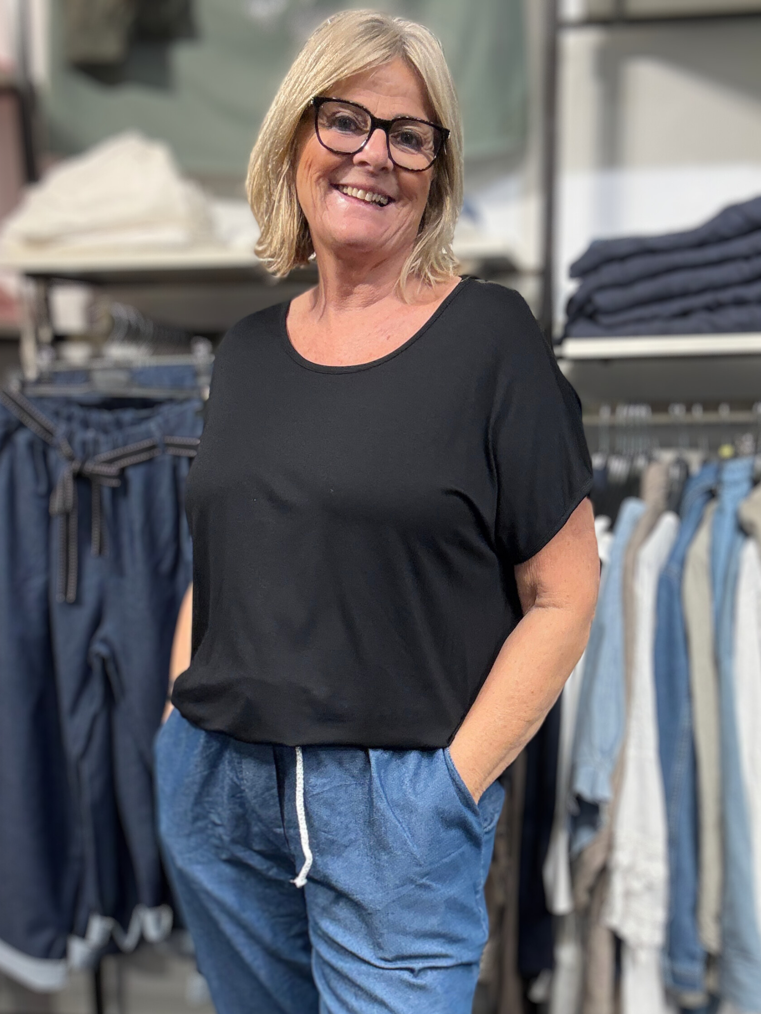 Let og tynd plus size t-shirt, som er perfekt under en skjorte eller for sig selv.