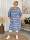 Smart tunika som også kan bruges som kjole alt efter hvor høj du er. Denne facon er rigtig god til plus size kvinden. 

Billedet er genereret vha. AI-teknologi for at vise hvordan produktet sidder på en person.