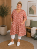 Smart tunika som også kan bruges som kjole alt efter hvor høj du er. Denne facon er rigtig god til plus size kvinden. 

Billedet er genereret vha. AI-teknologi for at vise hvordan produktet sidder på en person.