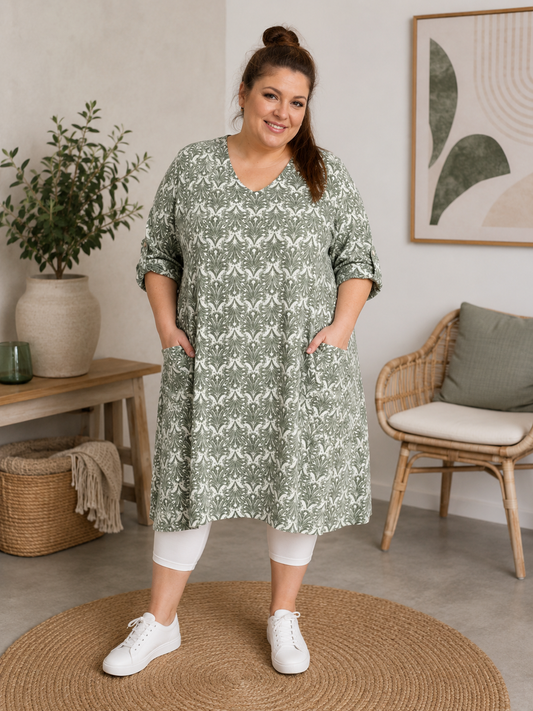 Smart tunika som også kan bruges som kjole alt efter hvor høj du er. Denne facon er rigtig god til plus size kvinden. 

Billedet er genereret vha. AI-teknologi for at vise hvordan produktet sidder på en person.