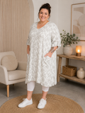 Smart tunika som også kan bruges som kjole alt efter hvor høj du er. Denne facon er rigtig god til plus size kvinden. 

Billedet er genereret vha. AI-teknologi for at vise hvordan produktet sidder på en person.
