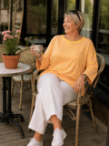 Frida er en smart t-shirt med striber i forskellige farvekombinationer. Vi elsker den pga. pasformen. 

Den er lavet til plus size kvinder der elsker det lidt smarte! 

Billedet er genereret vha. AI-teknologi for at vise t-shirten på en person.