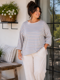 Frida er en smart t-shirt med striber i forskellige farvekombinationer. Vi elsker den pga. pasformen. 

Den er lavet til plus size kvinder der elsker det lidt smarte! 

Billedet er genereret vha. AI-teknologi for at vise t-shirten på en person.