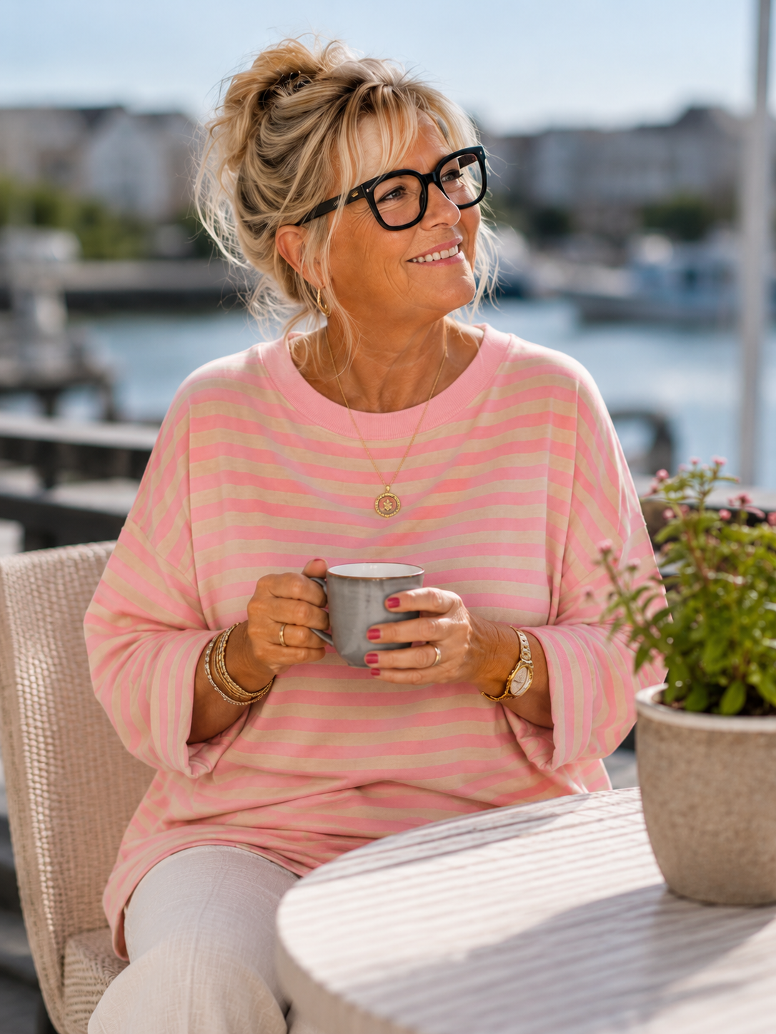 Frida er en smart t-shirt med striber i forskellige farvekombinationer. Vi elsker den pga. pasformen. 

Den er lavet til plus size kvinder der elsker det lidt smarte! 

Billedet er genereret vha. AI-teknologi for at vise t-shirten på en person.