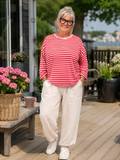 Frida er en smart t-shirt med striber i forskellige farvekombinationer. Vi elsker den pga. pasformen. 

Den er lavet til plus size kvinder der elsker det lidt smarte! 

Billedet er genereret vha. AI-teknologi for at vise t-shirten på en person.