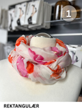 Frida er en samling af tørklæder i forskellige farver og mønstre. Perfekt til at pifte dine outfits op. De er i en viskose/bomulds blanding.