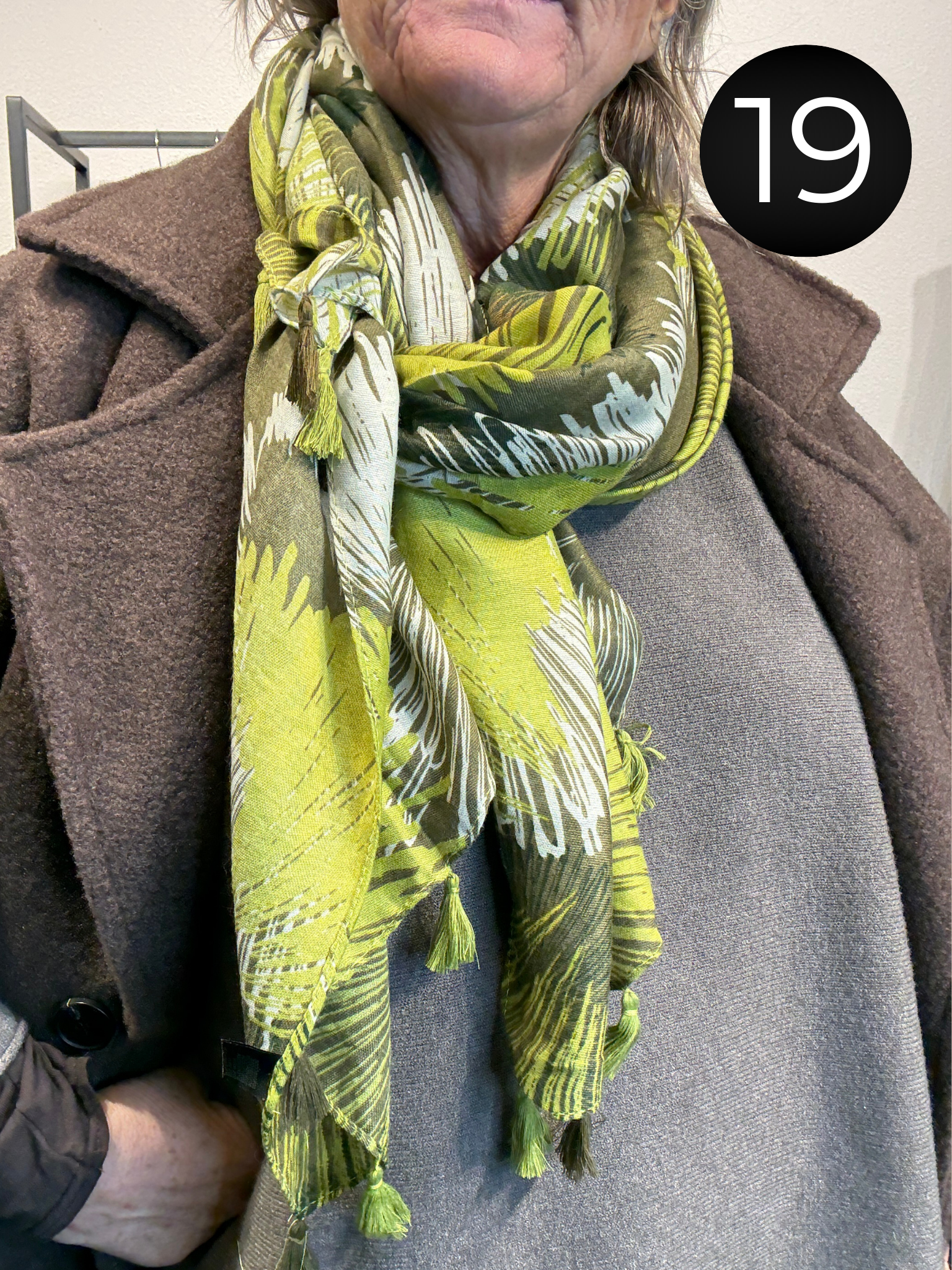 Frida er en samling af tørklæder i forskellige farver og mønstre. Perfekt til at pifte dine outfits op. De er i en viskose/bomulds blanding.