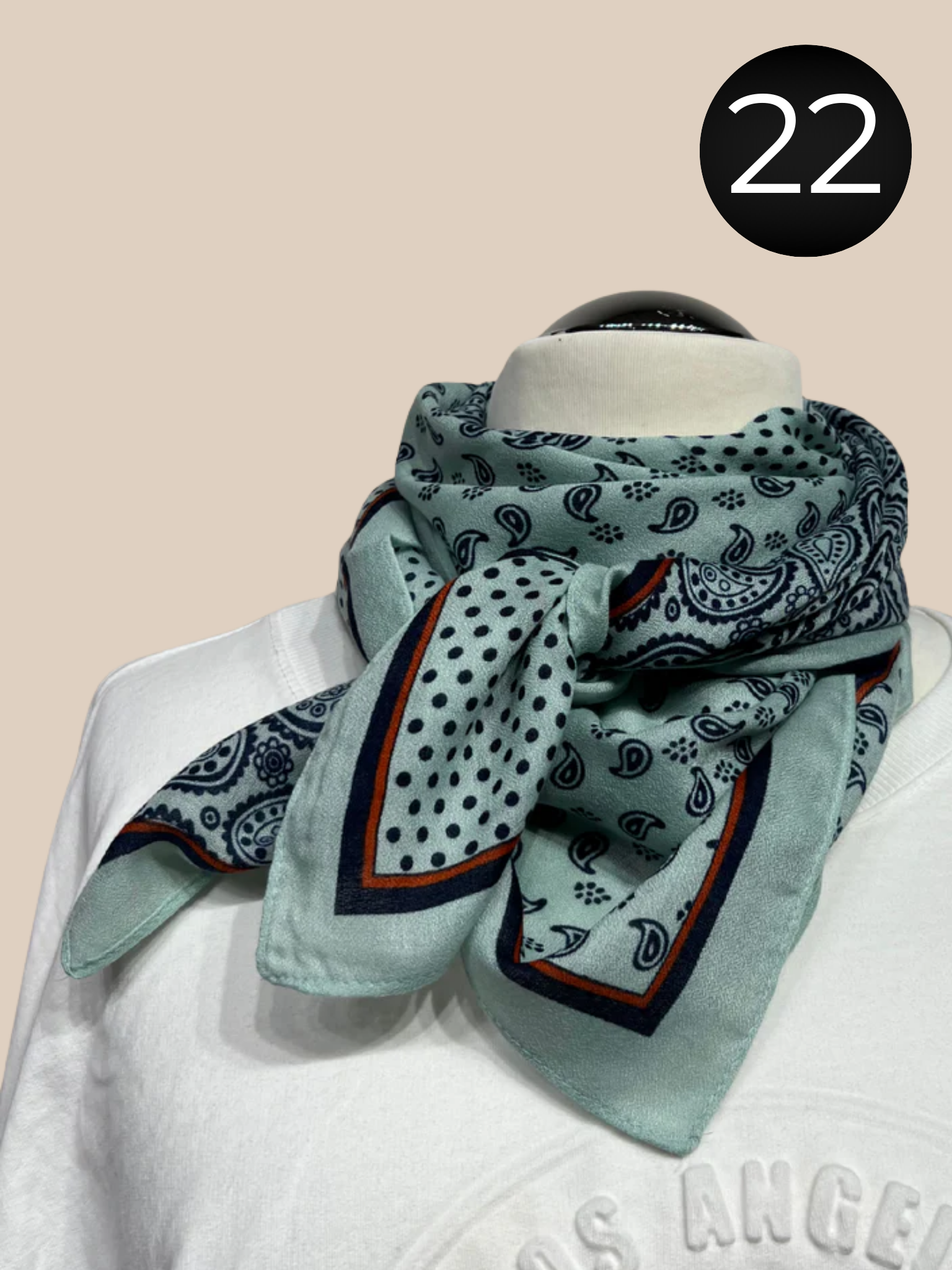 Frida er en samling af tørklæder i forskellige farver og mønstre. Perfekt til at pifte dine outfits op. De er i en viskose/bomulds blanding.