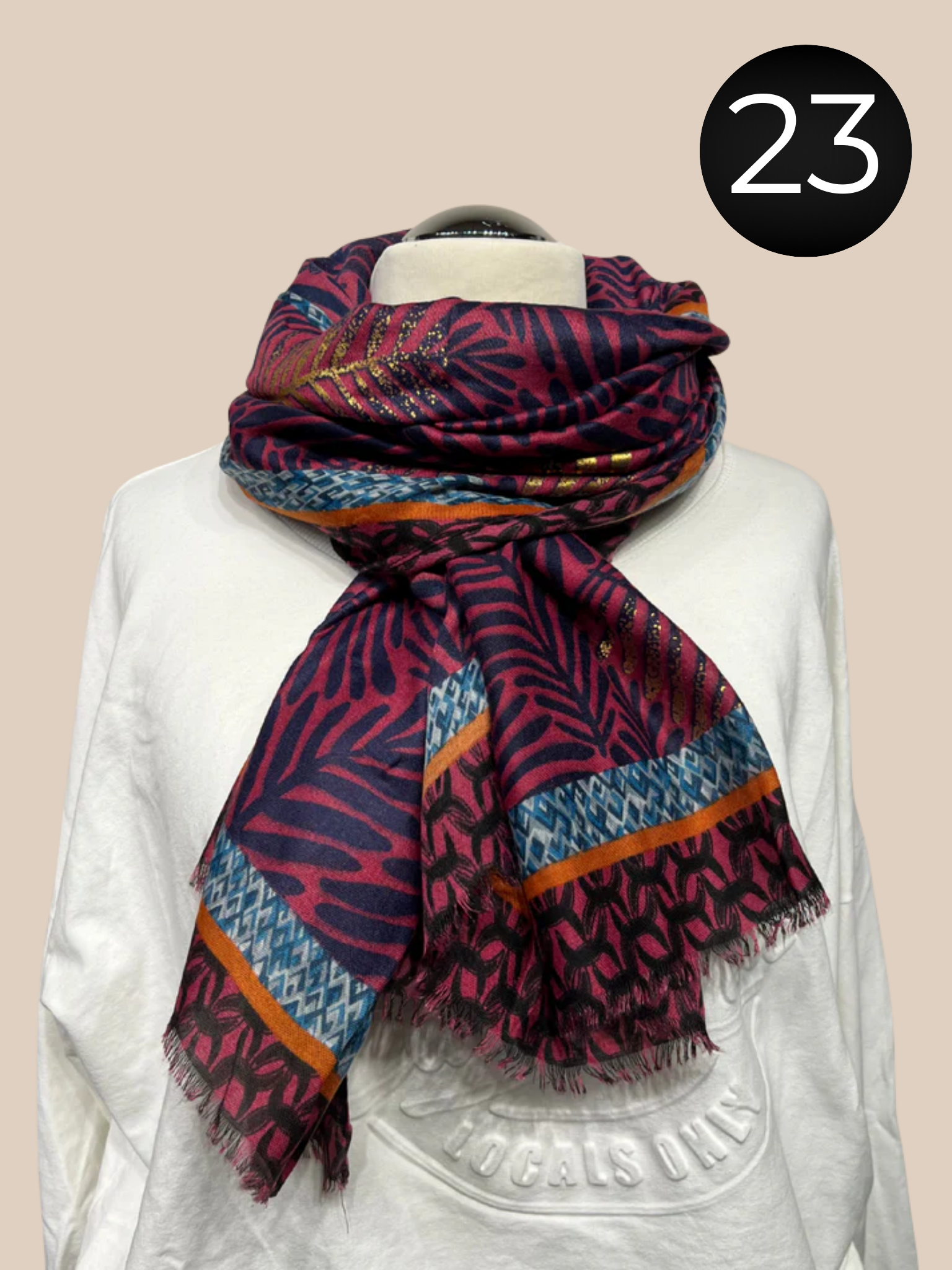 Frida er en samling af tørklæder i forskellige farver og mønstre. Perfekt til at pifte dine outfits op. De er i en viskose/bomulds blanding.