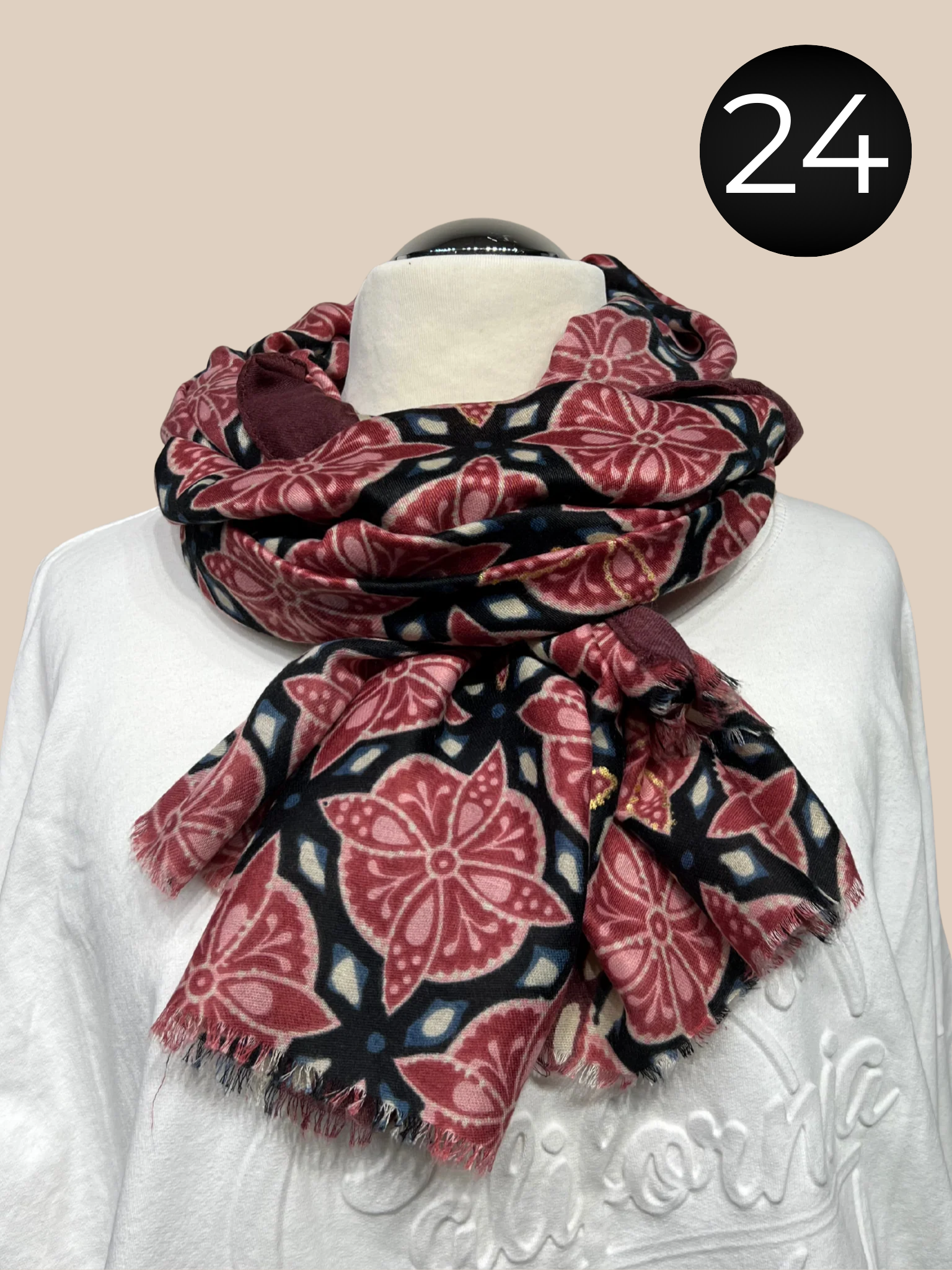 Frida er en samling af tørklæder i forskellige farver og mønstre. Perfekt til at pifte dine outfits op. De er i en viskose/bomulds blanding.