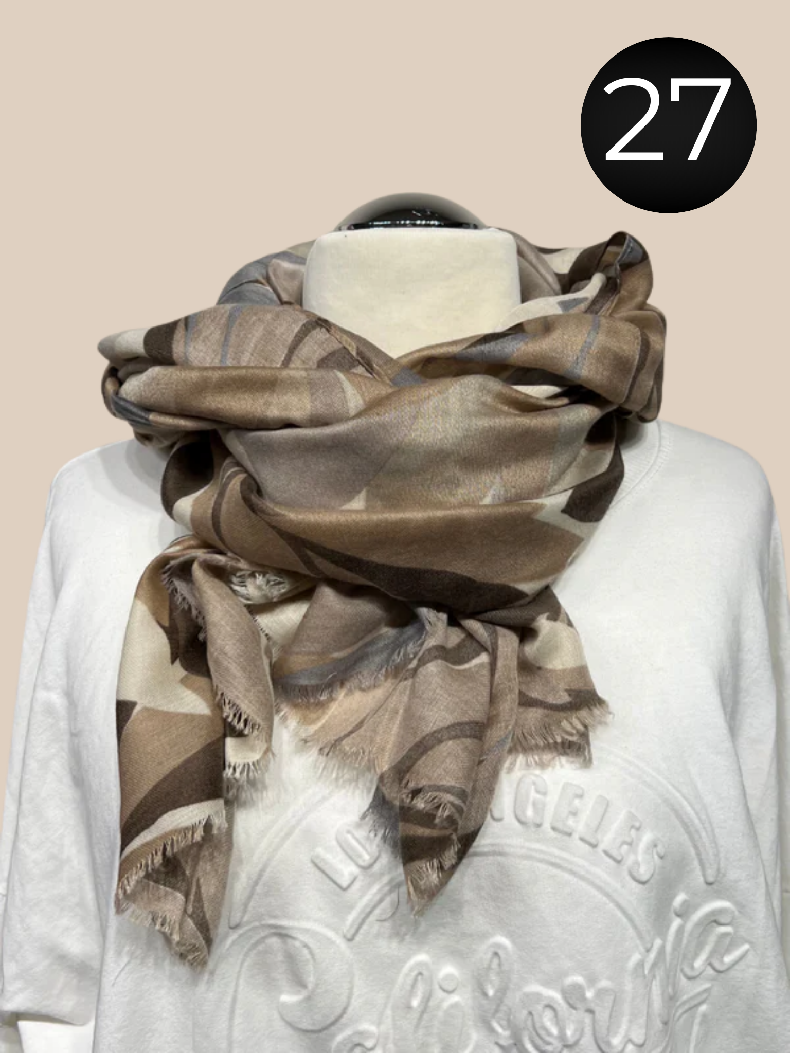 Frida er en samling af tørklæder i forskellige farver og mønstre. Perfekt til at pifte dine outfits op. De er i en viskose/bomulds blanding.