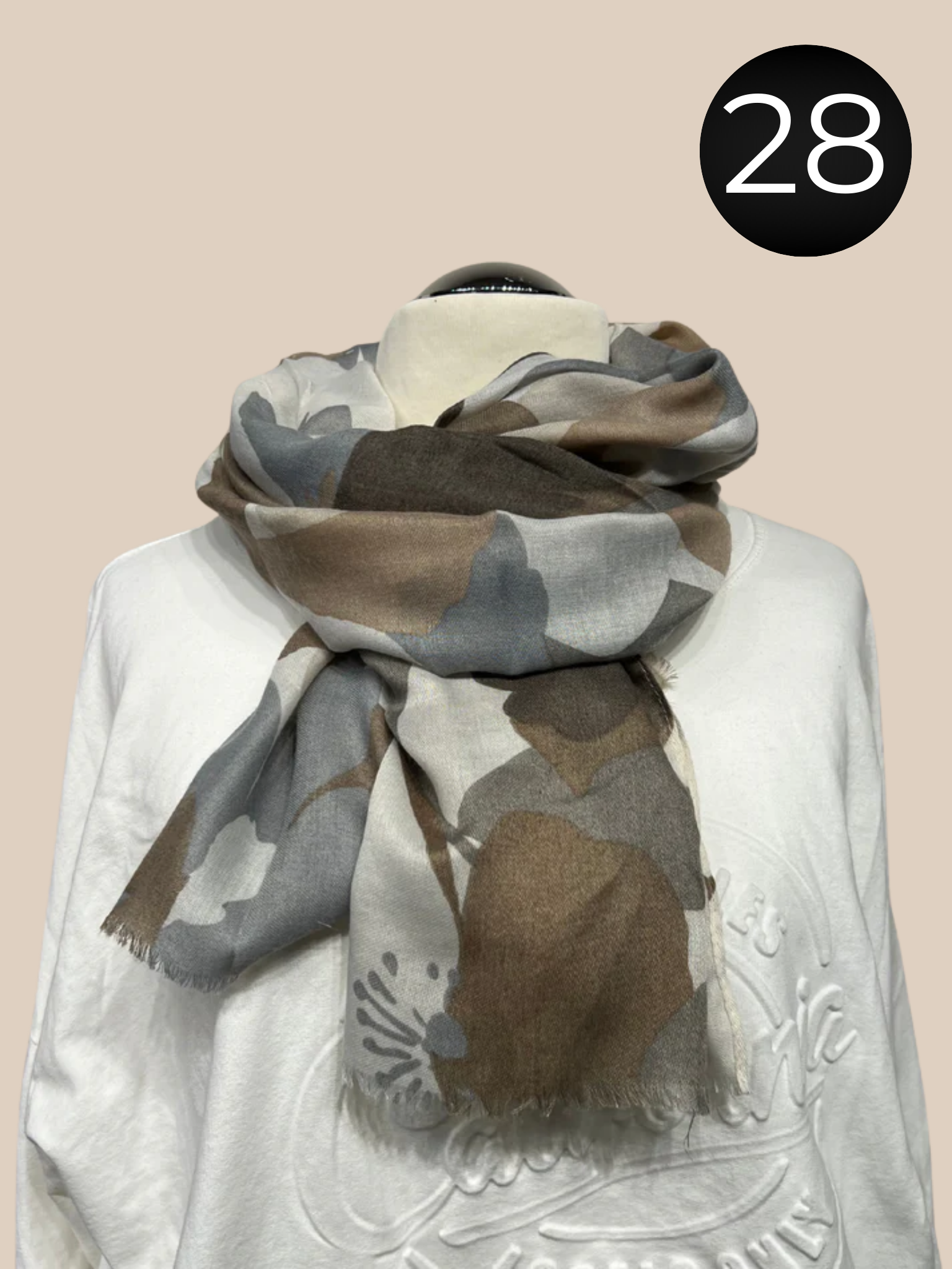 Frida er en samling af tørklæder i forskellige farver og mønstre. Perfekt til at pifte dine outfits op. De er i en viskose/bomulds blanding.