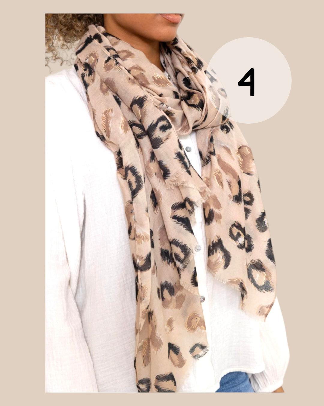 Frida tørklædet er prikken over i'et til din garderobe. Det bløde og lette tørklæde giver dit outfit et elegant løft og er nemt at style – uanset om du ønsker et afslappet eller mere klassisk look.

Frida fås i mange flotte farver og mønstre, så du nemt kan finde en variant, der passer til din stil. Brug det løst om halsen, bind det som på vores inspirationsbilleder eller lad det falde elegant over skuldrene.billede er ai generet