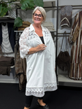 Smuk skjortekjole til plus size piger, den er med stolpelukning og har flotte blondedetaljer. 