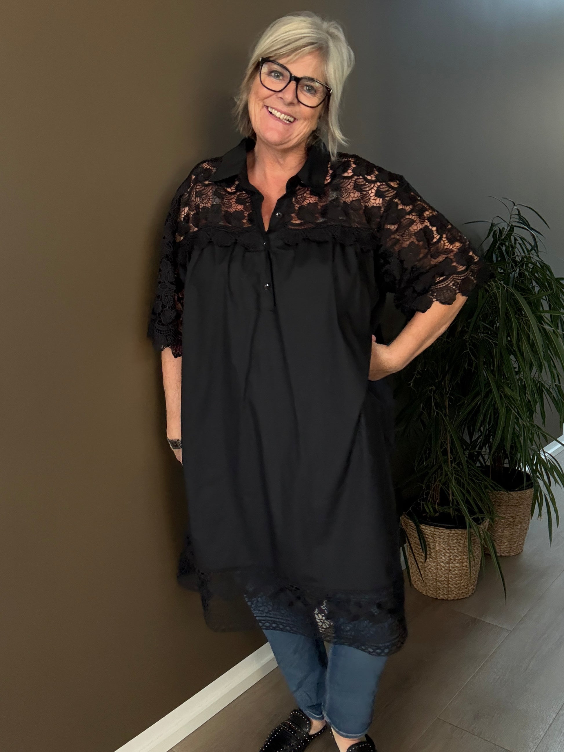 Freja blondekjole i sort til pluspiger – elegant plussize kjole med fine blondedetaljer og flatterende pasform.