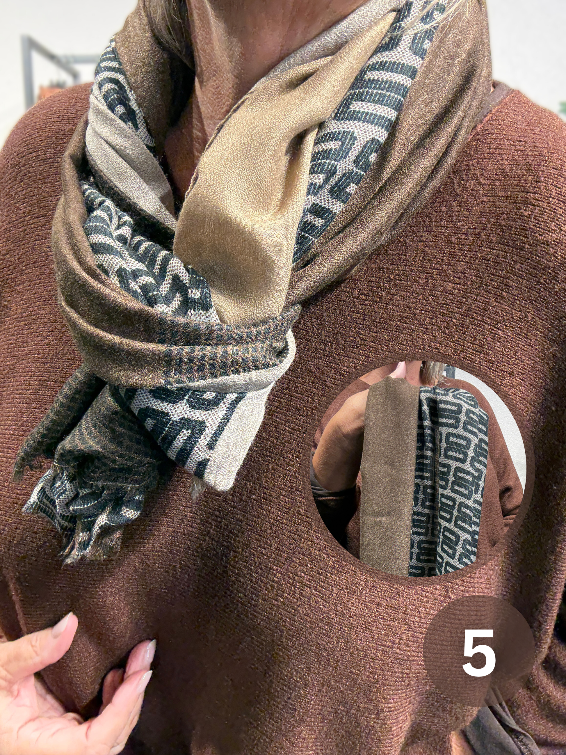 Smukt tørklæde i en lækker viskose/bomulds blanding.