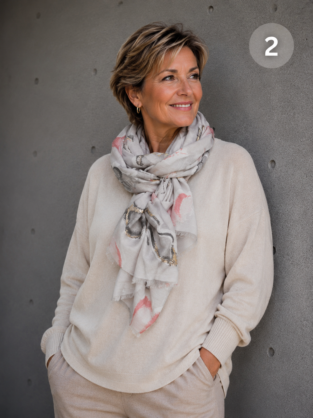 Frida tørklædet er prikken over i'et til din garderobe. Det bløde og lette tørklæde giver dit outfit et elegant løft og er nemt at style – uanset om du ønsker et afslappet eller mere klassisk look.

Frida fås i mange flotte farver og mønstre, så du nemt kan finde en variant, der passer til din stil. Brug det løst om halsen, bind det som på vores inspirationsbilleder eller lad det falde elegant over skuldrene.billede er ai generet