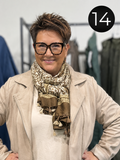 Frida tørklædet er prikken over i'et til din garderobe. Det bløde og lette tørklæde giver dit outfit et elegant løft og er nemt at style – uanset om du ønsker et afslappet eller mere klassisk look.

Frida fås i mange flotte farver og mønstre, så du nemt kan finde en variant, der passer til din stil. Brug det løst om halsen, bind det som på vores inspirationsbilleder eller lad det falde elegant over skuldrene.billede er ai generet