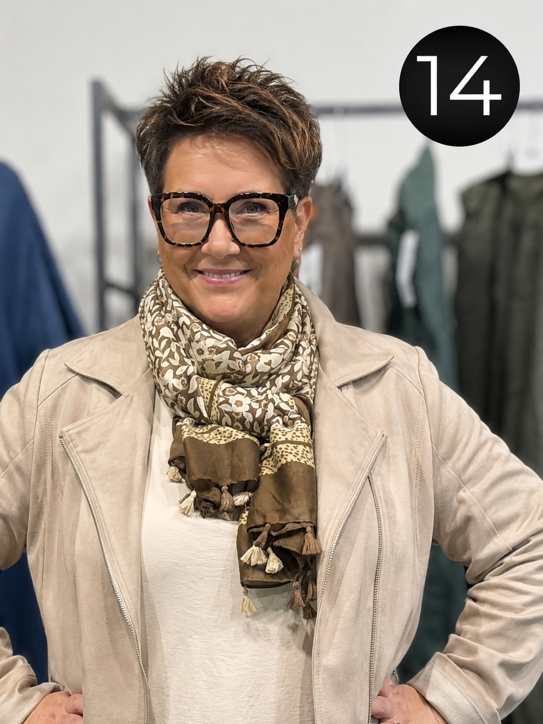 Frida tørklædet er prikken over i'et til din garderobe. Det bløde og lette tørklæde giver dit outfit et elegant løft og er nemt at style – uanset om du ønsker et afslappet eller mere klassisk look.

Frida fås i mange flotte farver og mønstre, så du nemt kan finde en variant, der passer til din stil. Brug det løst om halsen, bind det som på vores inspirationsbilleder eller lad det falde elegant over skuldrene.billede er ai generet