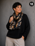 Frida tørklædet er prikken over i'et til din garderobe. Det bløde og lette tørklæde giver dit outfit et elegant løft og er nemt at style – uanset om du ønsker et afslappet eller mere klassisk look.

Frida fås i mange flotte farver og mønstre, så du nemt kan finde en variant, der passer til din stil. Brug det løst om halsen, bind det som på vores inspirationsbilleder eller lad det falde elegant over skuldrene.billede er ai generet