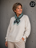 Frida tørklædet er prikken over i'et til din garderobe. Det bløde og lette tørklæde giver dit outfit et elegant løft og er nemt at style – uanset om du ønsker et afslappet eller mere klassisk look.

Frida fås i mange flotte farver og mønstre, så du nemt kan finde en variant, der passer til din stil. Brug det løst om halsen, bind det som på vores inspirationsbilleder eller lad det falde elegant over skuldrene.billede er ai generet