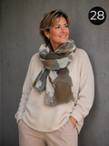 Frida tørklædet er prikken over i'et til din garderobe. Det bløde og lette tørklæde giver dit outfit et elegant løft og er nemt at style – uanset om du ønsker et afslappet eller mere klassisk look.

Frida fås i mange flotte farver og mønstre, så du nemt kan finde en variant, der passer til din stil. Brug det løst om halsen, bind det som på vores inspirationsbilleder eller lad det falde elegant over skuldrene.billede er ai generet