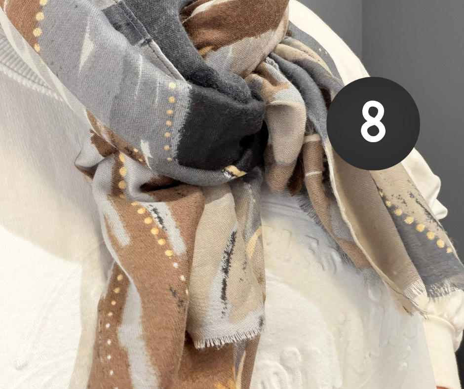 Leder du efter et stilfuldt og tidløst tørklæde? Frida tørklæde er et elegant tørklæde til kvinder, der ønsker et alsidigt accessory i høj komfort. Det klassiske design gør tørklædet nemt at kombinere med både moderne og klassiske outfits. Perfekt som hverdags- og festtørklæde.