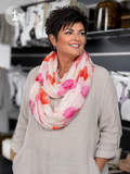 Frida tørklædet er prikken over i'et til din garderobe. Det bløde og lette tørklæde giver dit outfit et elegant løft og er nemt at style – uanset om du ønsker et afslappet eller mere klassisk look.

Frida fås i mange flotte farver og mønstre, så du nemt kan finde en variant, der passer til din stil. Brug det løst om halsen, bind det som på vores inspirationsbilleder eller lad det falde elegant over skuldrene.