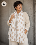 Frida tørklædet er prikken over i'et til din garderobe. Det bløde og lette tørklæde giver dit outfit et elegant løft og er nemt at style – uanset om du ønsker et afslappet eller mere klassisk look.

Frida fås i mange flotte farver og mønstre, så du nemt kan finde en variant, der passer til din stil. Brug det løst om halsen, bind det som på vores inspirationsbilleder eller lad det falde elegant over skuldrene.billede er ai generet
