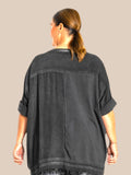 gozzip black layla bluse rå smart med flotte detaljer til pluspiger eller store størrelser tshirt i smart mode.